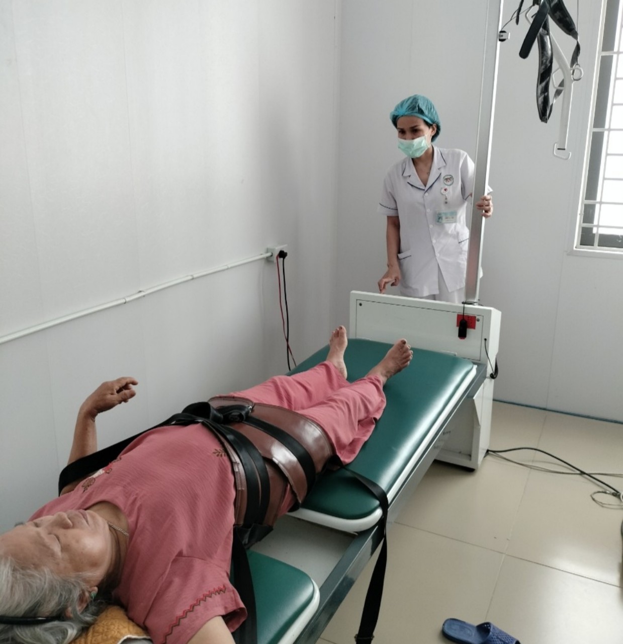 PHƯƠNG PHÁP KÉO GIÃN CỘT SỐNG TRONG ĐIỀU TRỊ CÁC BỆNH VỀ XƯƠNG KHỚP TẠI TT Y TẾ HUYỆN NGHI XUÂN