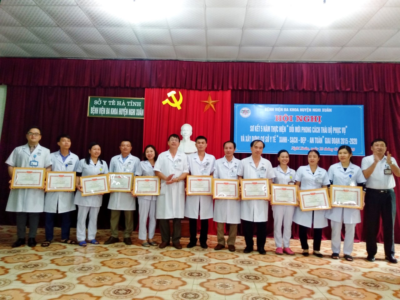 Bác sĩ CKI Hoàng Đình Ngọc trao tặng cá nhân đạt danh hiệu Chiến sĩ thi đua năm 2019
