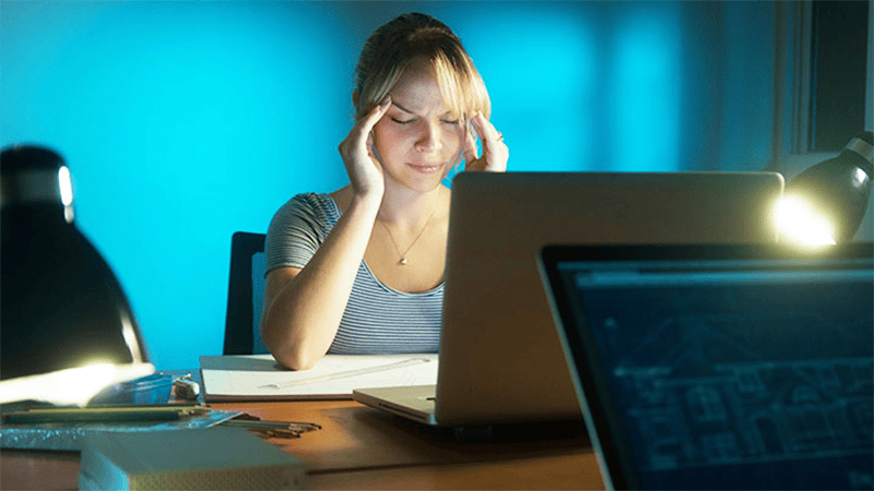 Nguyên nhân mắt trái giật do thiết bị điện tử