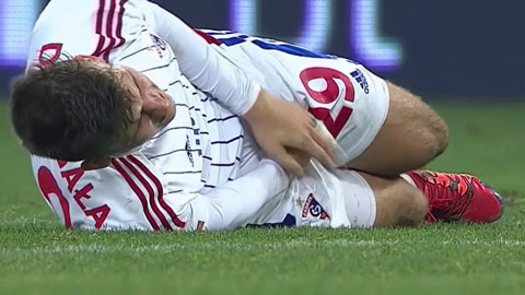 Bị đá vào chỗ hiểm khi chơi thể thao