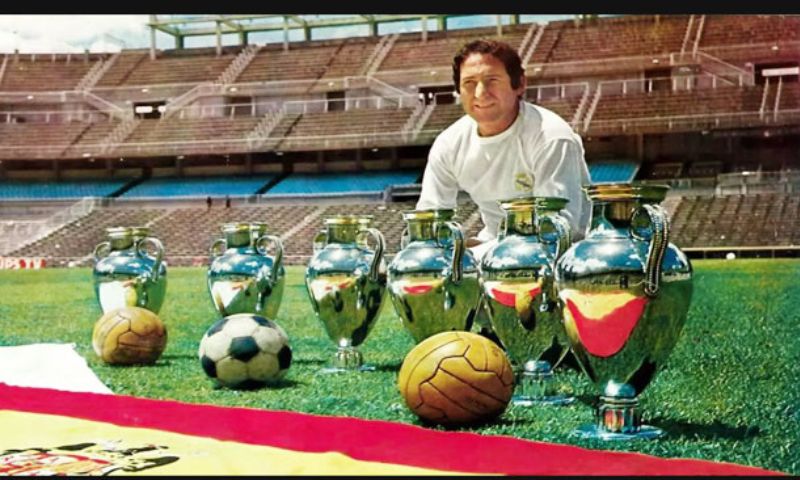 Francisco Gento nâng cao chiếc cúp vô địch châu Âu lần thứ 6