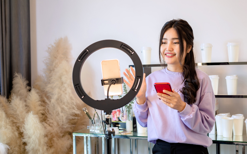 Thực hiện buổi Livestream là nhiệm vụ quan trọng nhất của Nhân viên Livestream